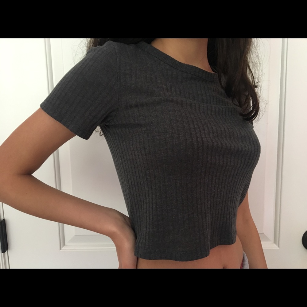 Basic gray cropped tee